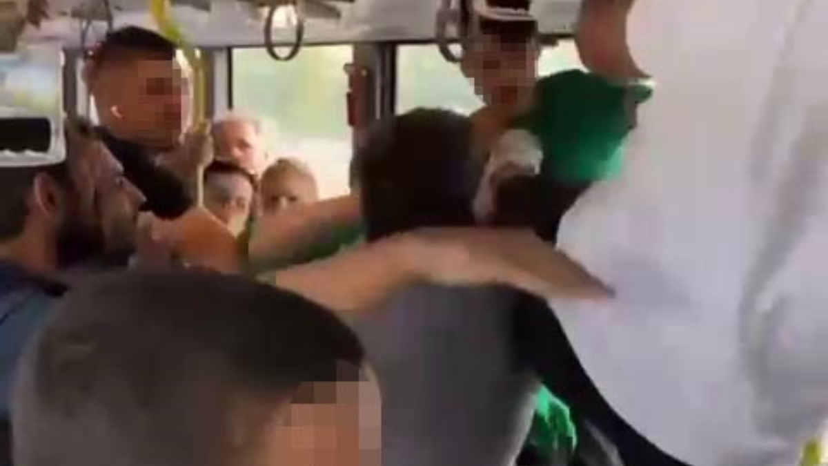 İstanbul'da metrobüste uçan tekmeli kavga kamerada