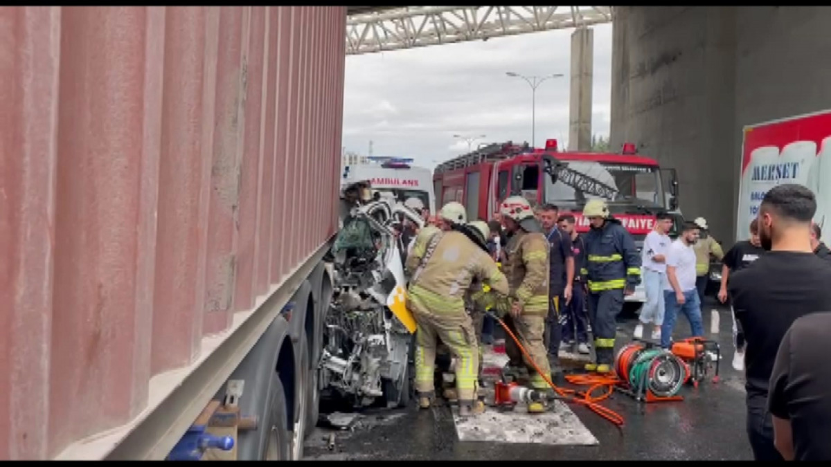 İstanbul'da trafik kazası! Trafik durma noktasına geldi
