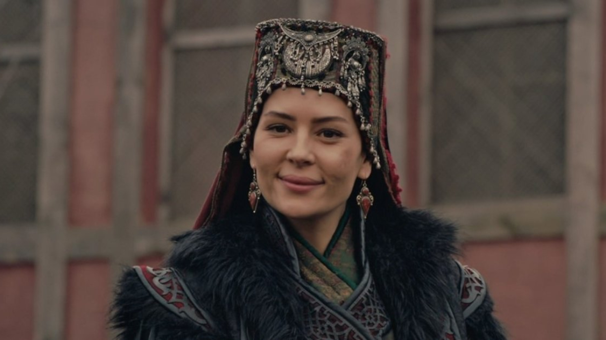 Kuruluş'un Malhun Hatun'u sırt dekoltesiyle güneşe döndü, nefesler kesildi! "Özlettin"