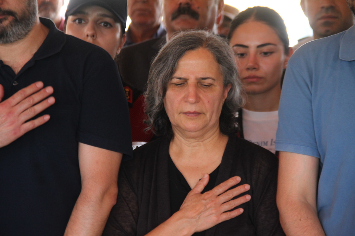 Tutuklu bulunan HDP'li Gülten Kışanak, ablasının cenaze törenine katıldı