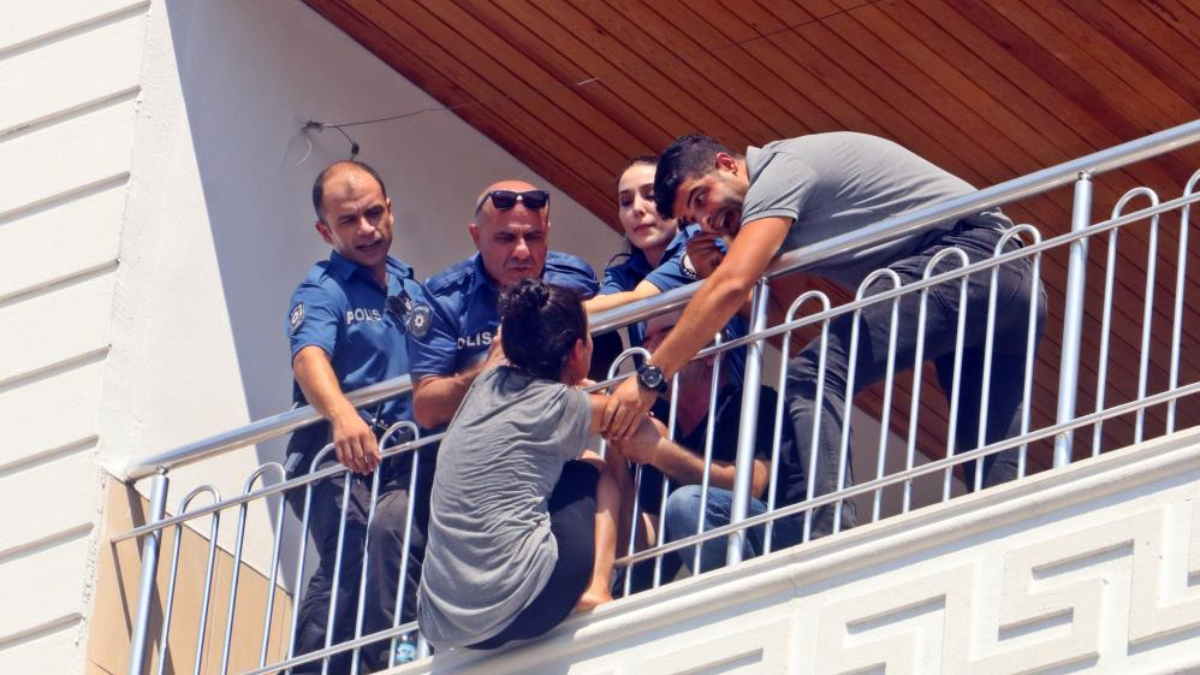 Antalya'da ailesi daire talebini reddedince balkona çıktı: Ecel terleri döktürdü