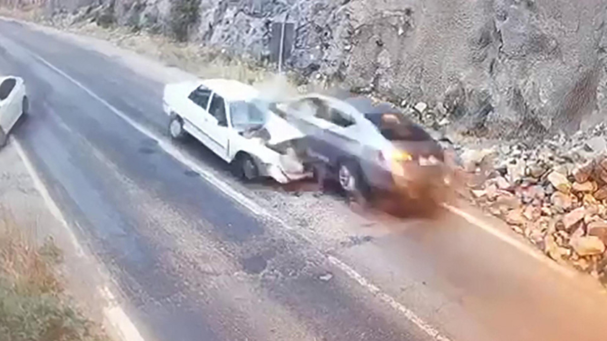 Erzurum'da iki aracın kafa kafaya çarpıştığı kaza kamerada