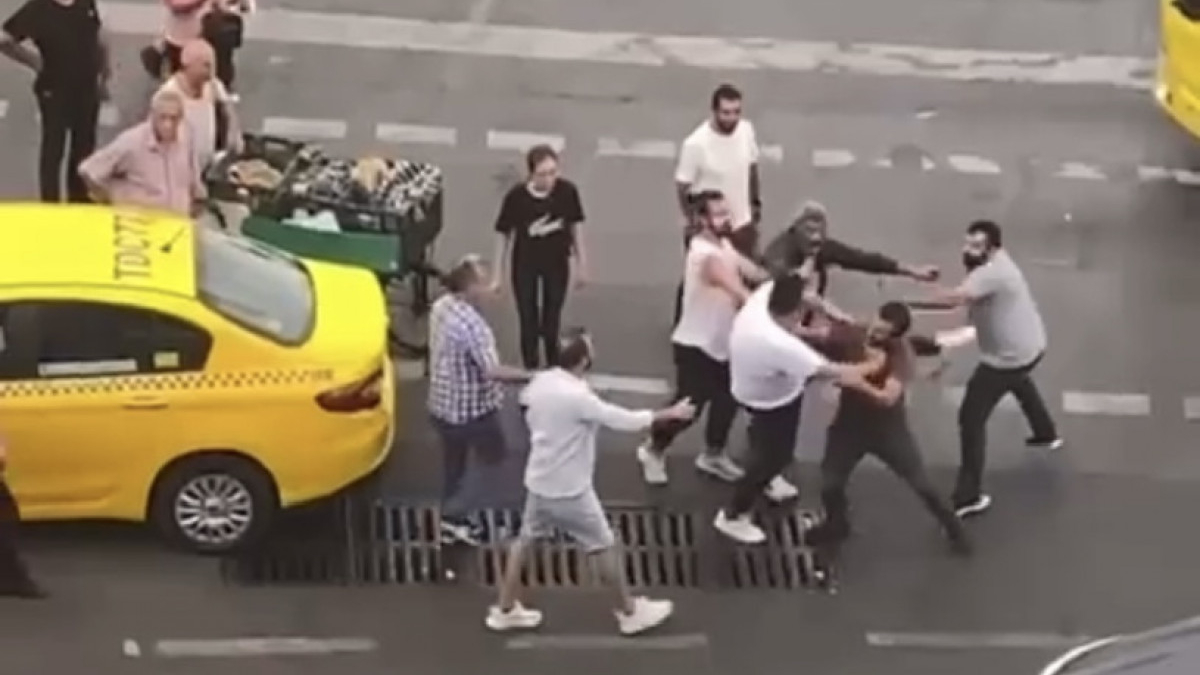 İstanbul'da taksimetre açmayan taksici kendini uyaran adamı dövdü
