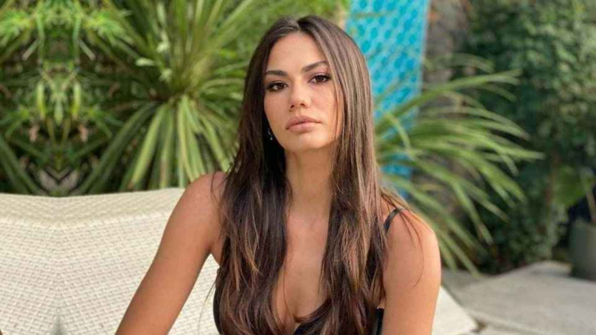 Demet Özdemir’e aşk yaradı! Bikinili pozlarıyla nefes kesti “Yunanistan’ın kraliçesi”