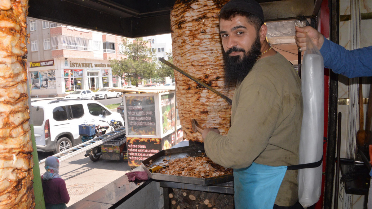 Diyarbakır'da termometreler 43 dereceyi gösterdi: Esnaf buz kütlelerine yöneldi
