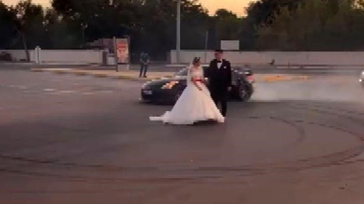 Aksaray'de gelin ve damadın etrafında drift attı: Hayırlı uğurlu olsun kardeşim