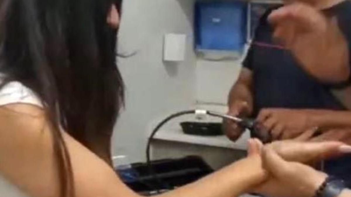 Antalya'da parmağına sıkışan yüzük itfaiye sayesinde çıkarıldı