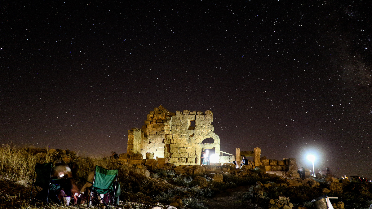 Diyarbakır'da perseid meteor yağmuru Zerzevan Kalesi'nden izlendi