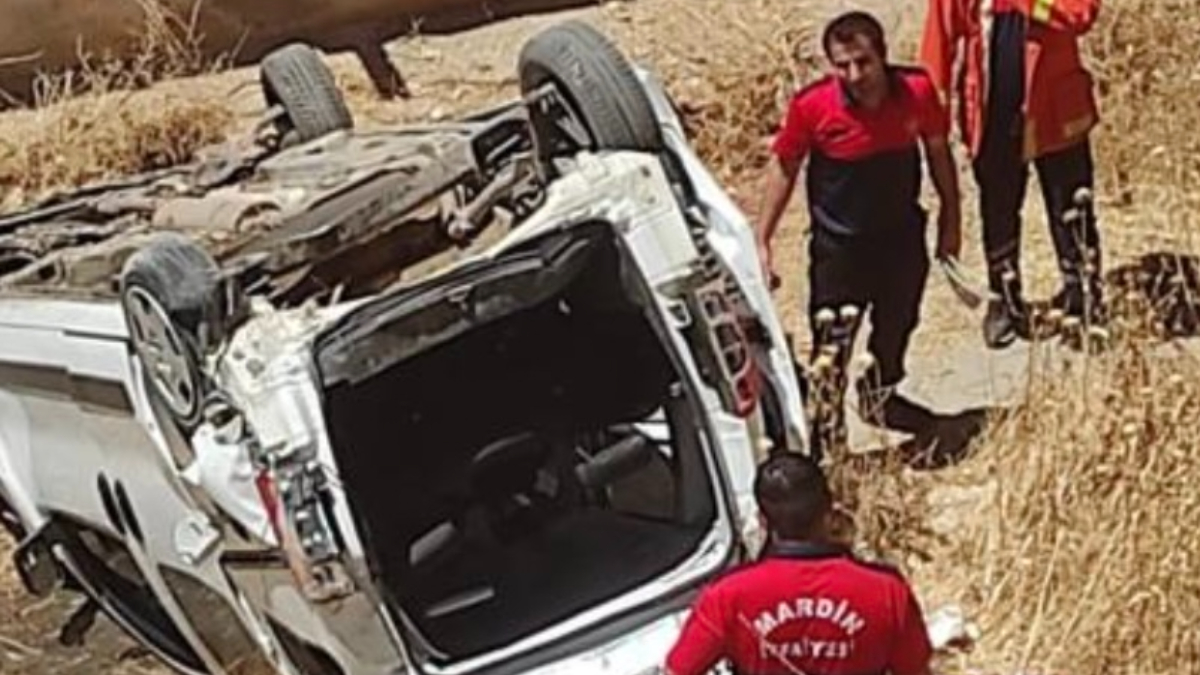 Mardin'de araç şarampole yuvarlandı: 10 kişi yaralandı