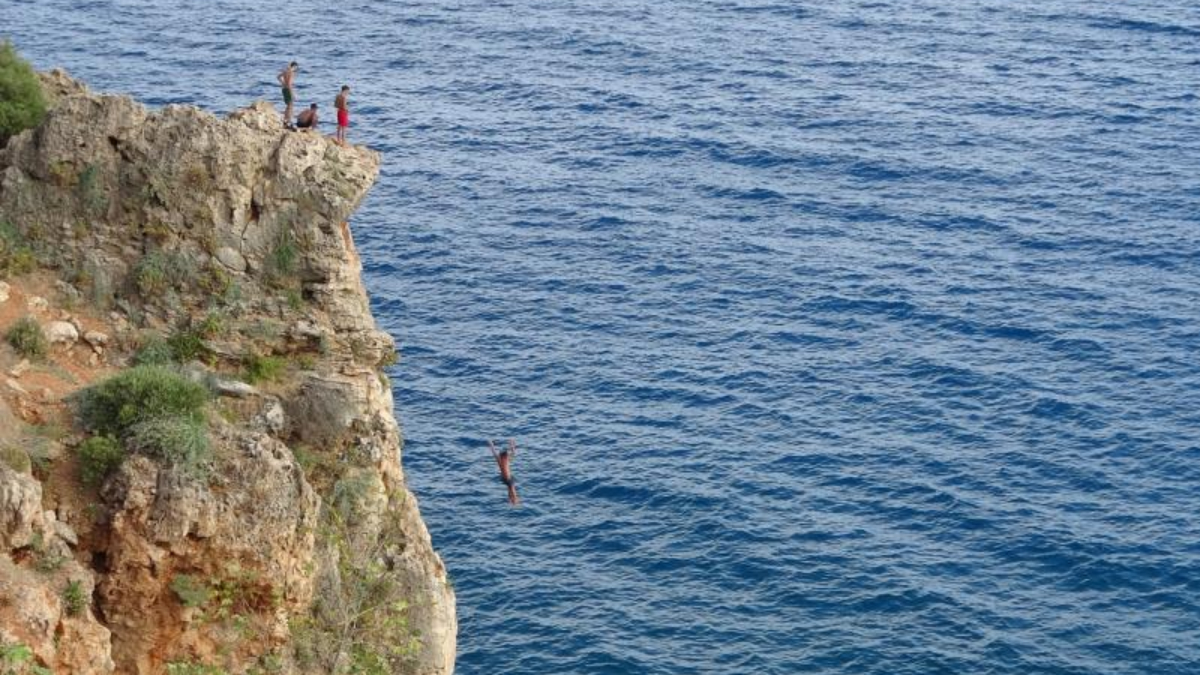 Antalya'da gençlerin 30 metrelik falezlerde tehlikeli oyunu yürekleri ağza getirdi