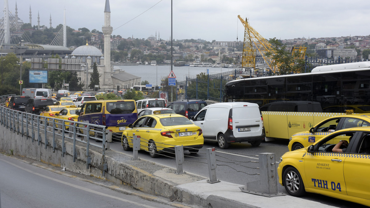 İstanbul'da Galata Köprüsü bakıma alınınca haftanın ilk iş gününde trafik kilitlendi