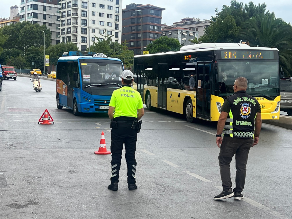 İstanbul'da minibüs şoförleri denetlendi: Polis, yolcu gibi bindiği araçlara ceza yağdırdı