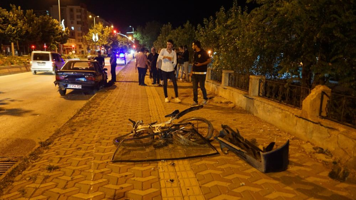 Kastamonu'da kaldırımda bisiklet süren gençlere otomobil çarptı: 1'i ağır 2 yaralı
