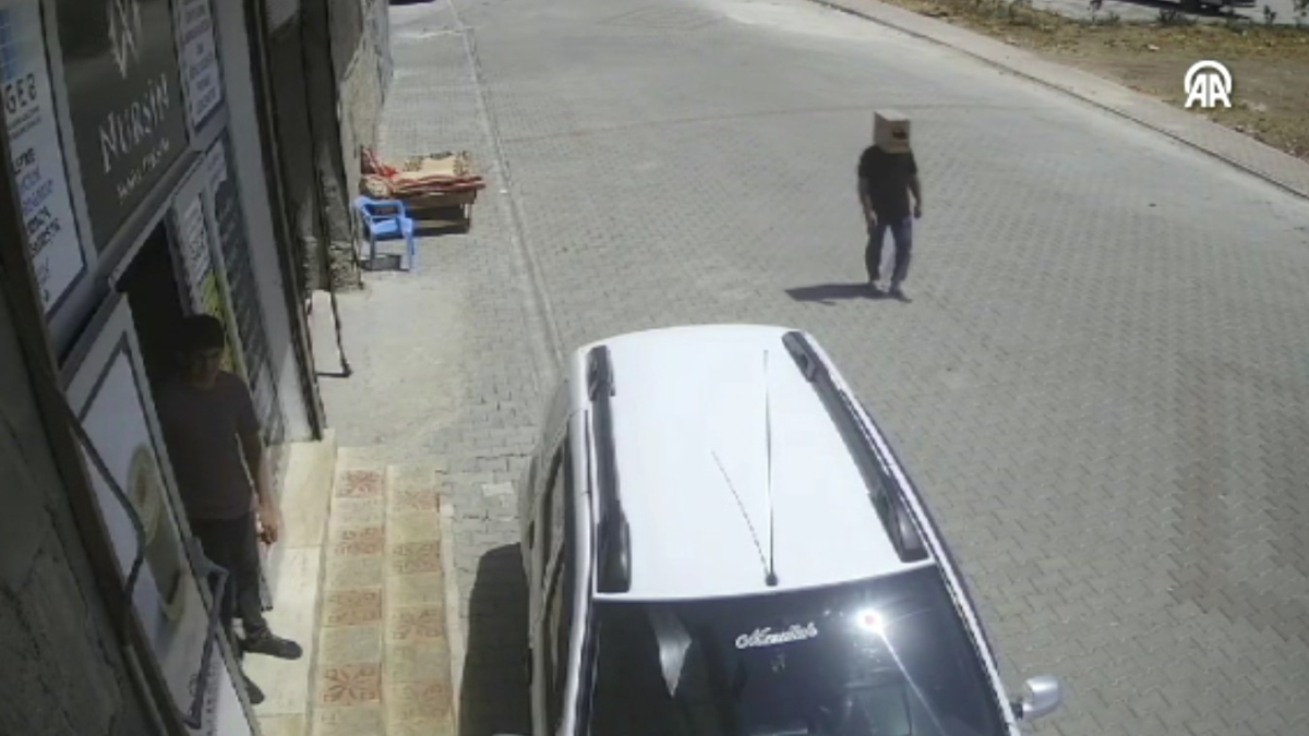 Mardin'de sıcağa dayanamayan kişi, kartonla gezdi
