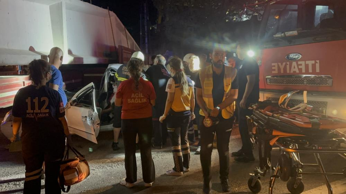 Tekirdağ'da tırın altına giren otomobilin sürücüsü ağır yaralandı