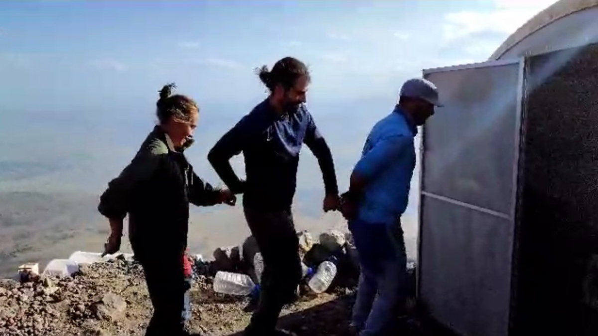 Yabancı turistler Ağrı Dağı'nın zirvesinde halay çekti