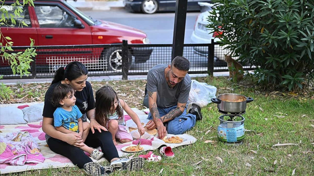 İzmir'de kaldıkları evin kirası 5 katına çıkan aile, yaşamını parkta sürdürüyor