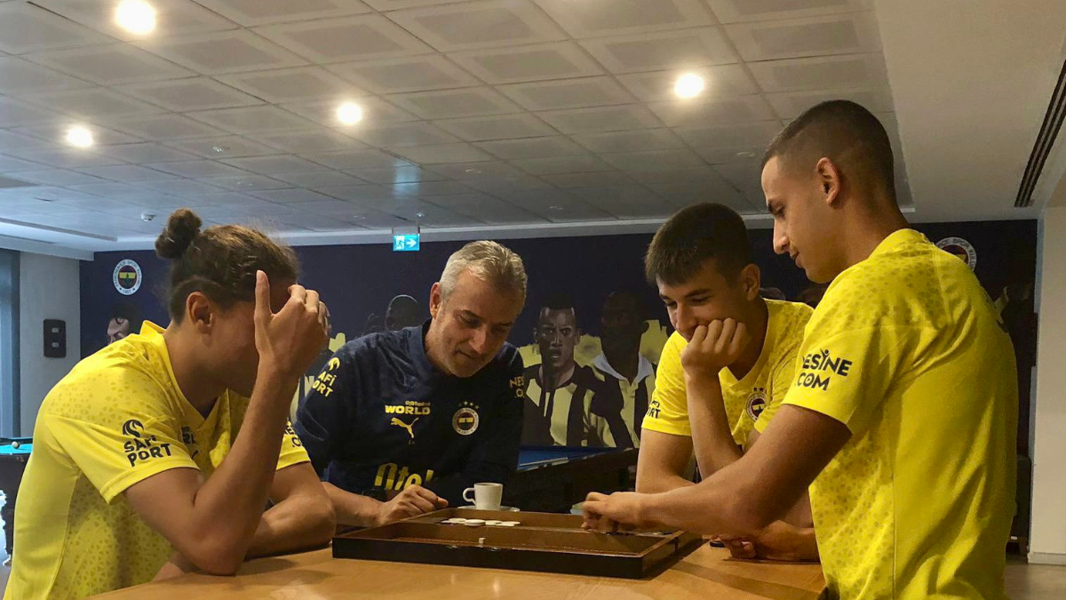 İsmail Kartal, genç oyuncularla tavla oynadı