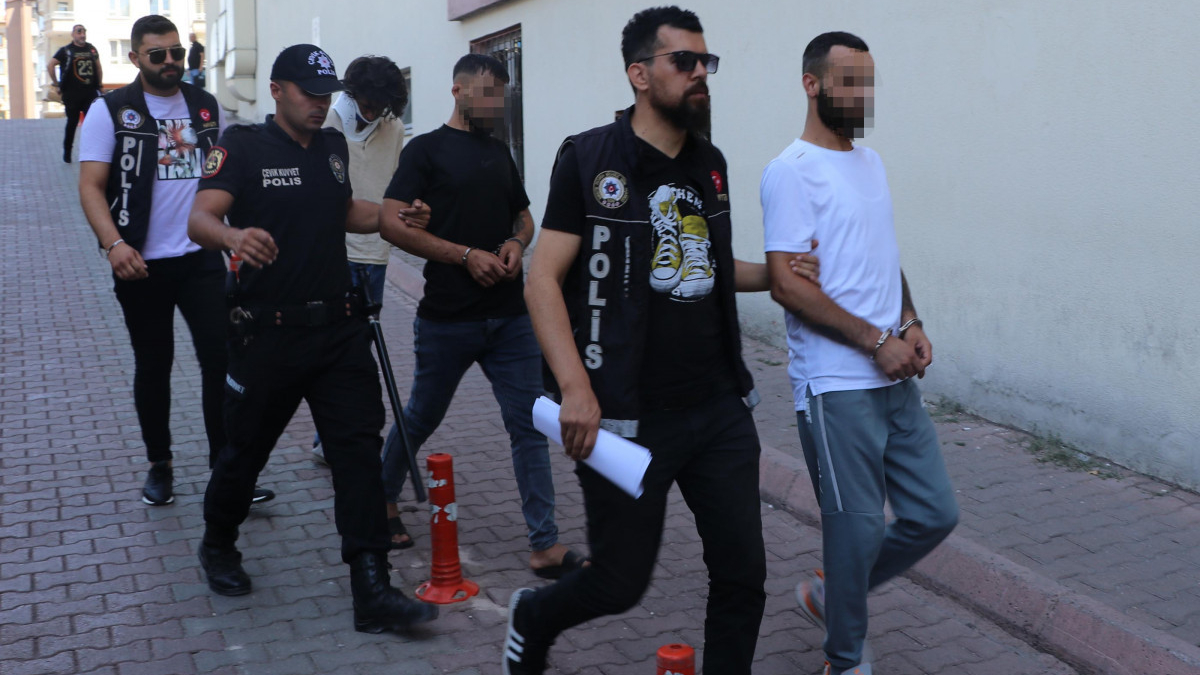 Kayseri'de milyonlar değerinde uyuşturucuyla yakalanan şüpheliler adliyede