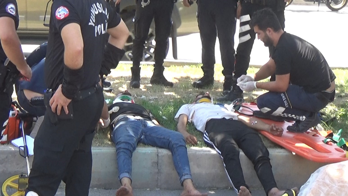 Kahramanmaraş'ta polislerden kaçan 2 genç kaza yaptı