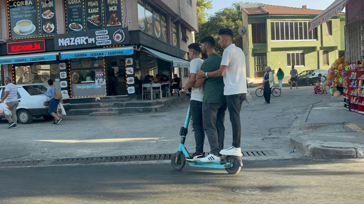 Eskişehir 3 kafadar skuterda tehlikeli yolculuk yaptı