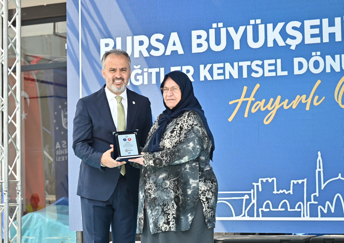 Bursa'da kentsel dönüşüm kapsamında 1 yılda yapılan konutlar sahiplerine teslim edildi