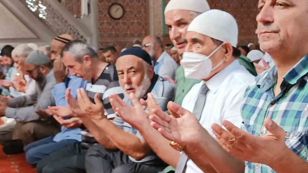 Duygusal anlar.... Düzce'de 24 yıl önce Marmara Depremi'nde hayatını kaybedenler anıldı