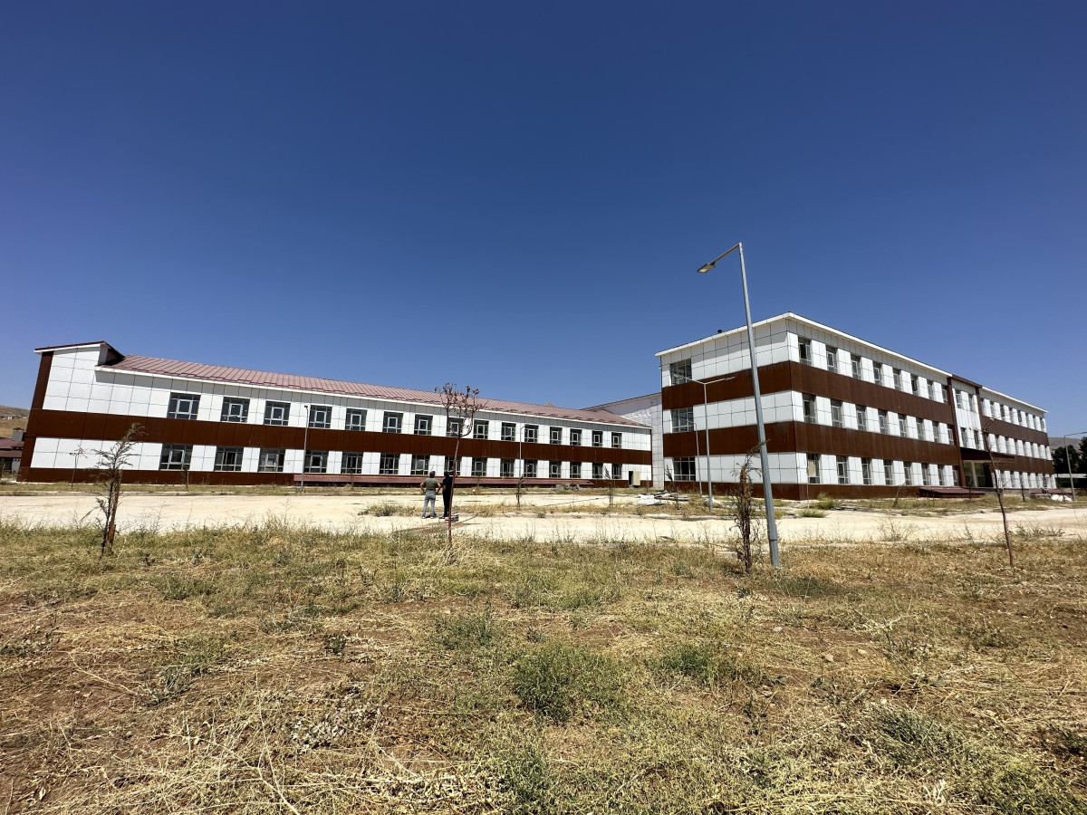 Yüksekova ilçesinde yeni hastane inşaatı çalışmaları hız kesmeden sürüyor