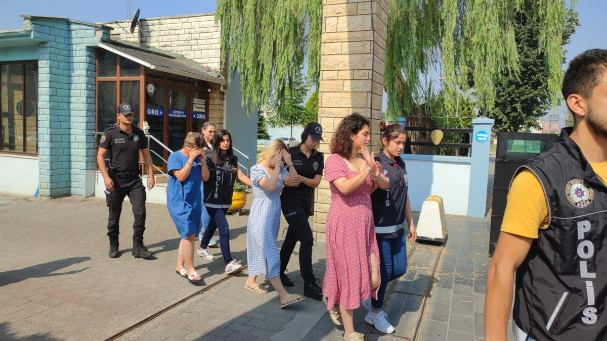 Düzce'de günlük kiralık evlere operasyon! Uyuşturucu ve silahlar yakalandı