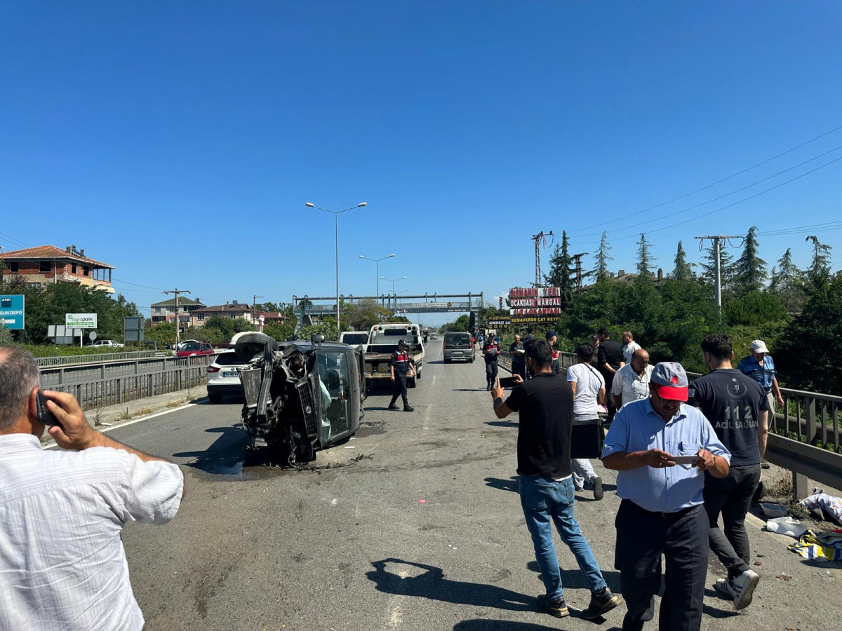 Samsun'da hafif ticari araç yol kenarındaki otomobile çarptı: 8 yaralı