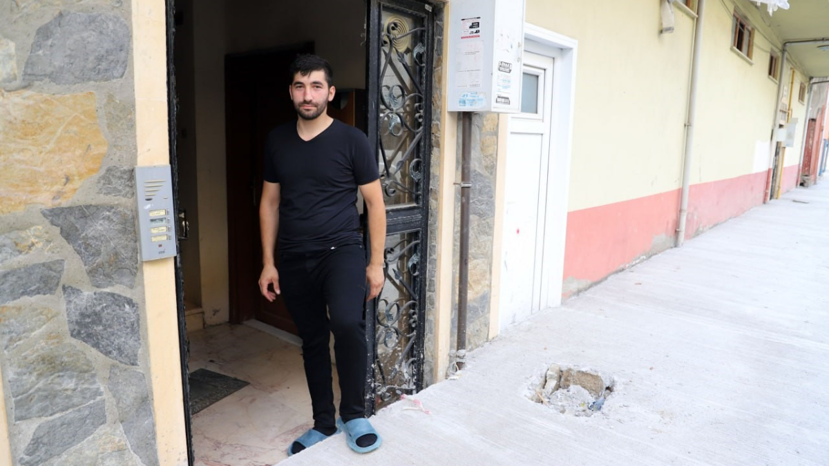 Sakarya'da fıkra gibi olay! Apartman kaldırım seviyesinin altında kaldı