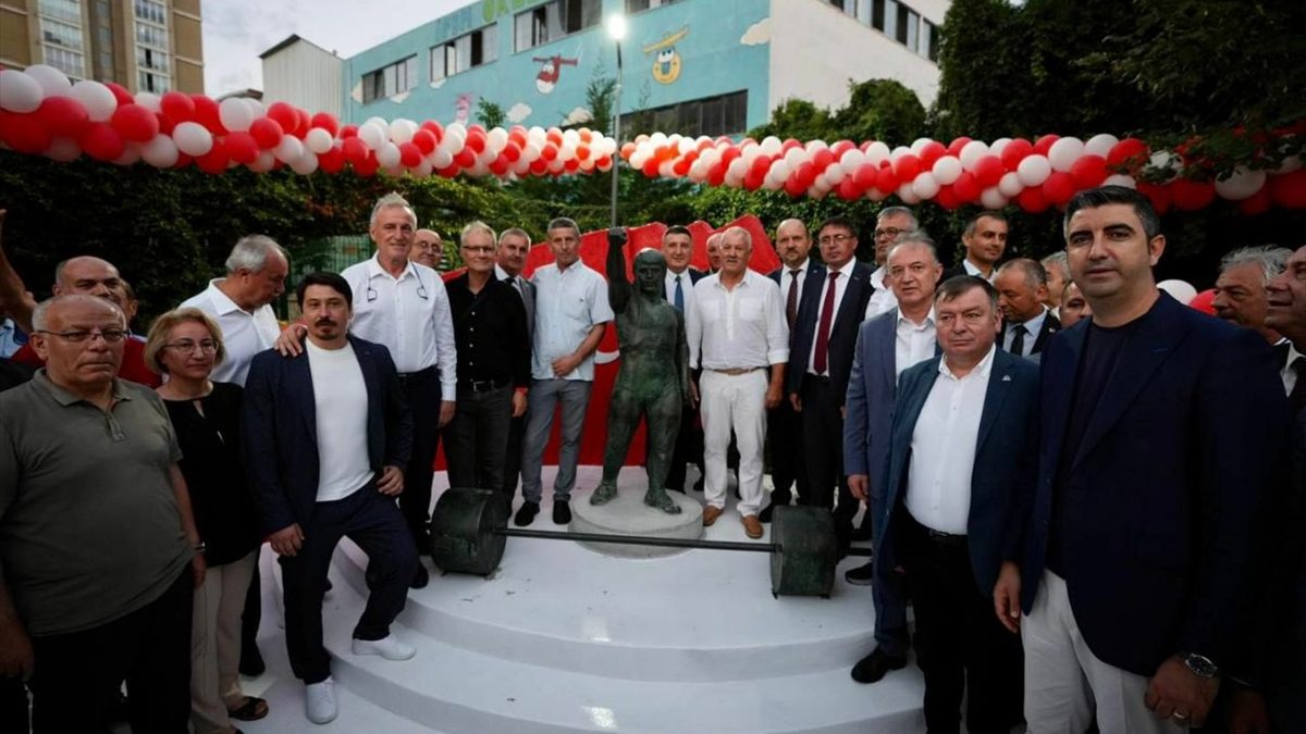 CHP'nin heykel hizmetinde son eser Kartal Belediyesi'nden