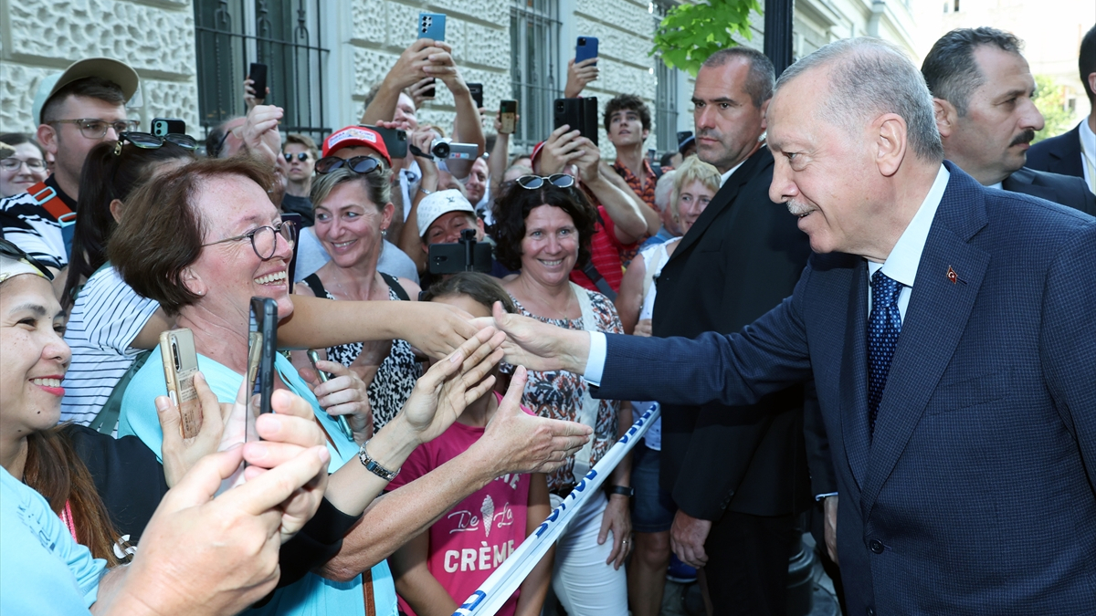 Cumhurbaşkanı Erdoğan'a Macaristan'da yoğun ilgi