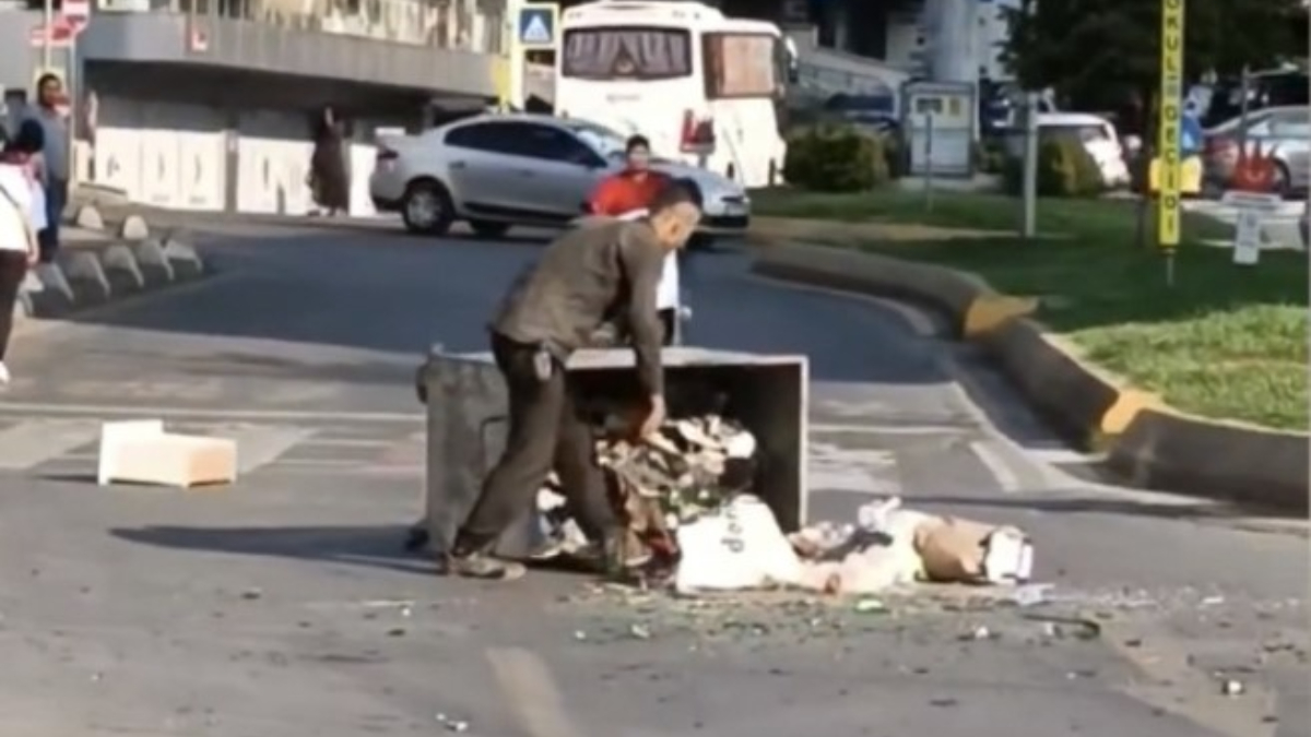 Kağıthane'de çöp konteynerini devirdi, içindekileri etrafa fırlattı