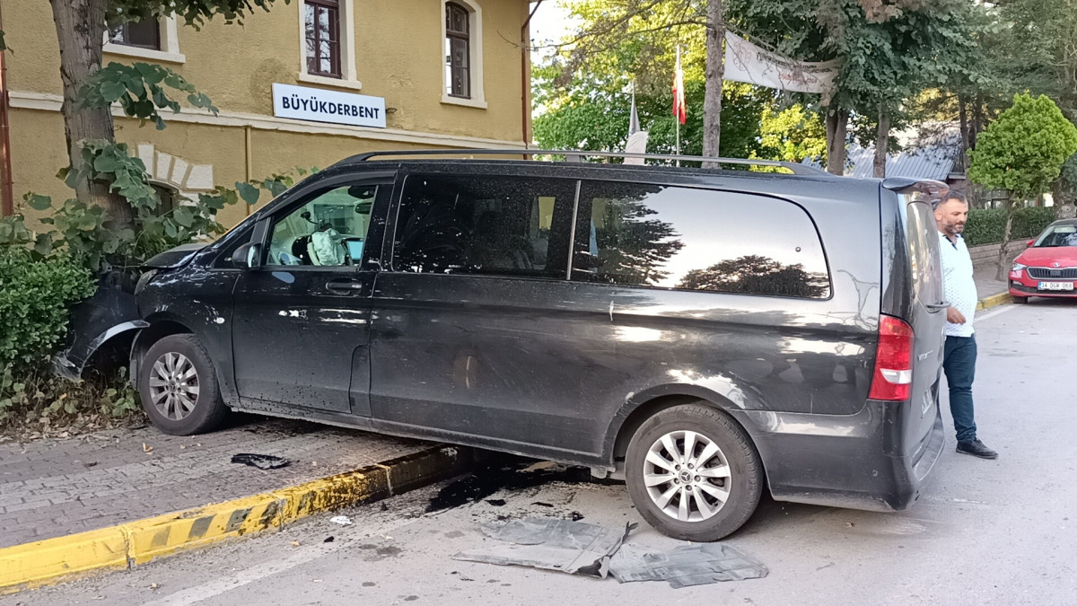 Kocaeli'de turistleri taşıyan minibüs ağaca çarptı: 6 yaralı