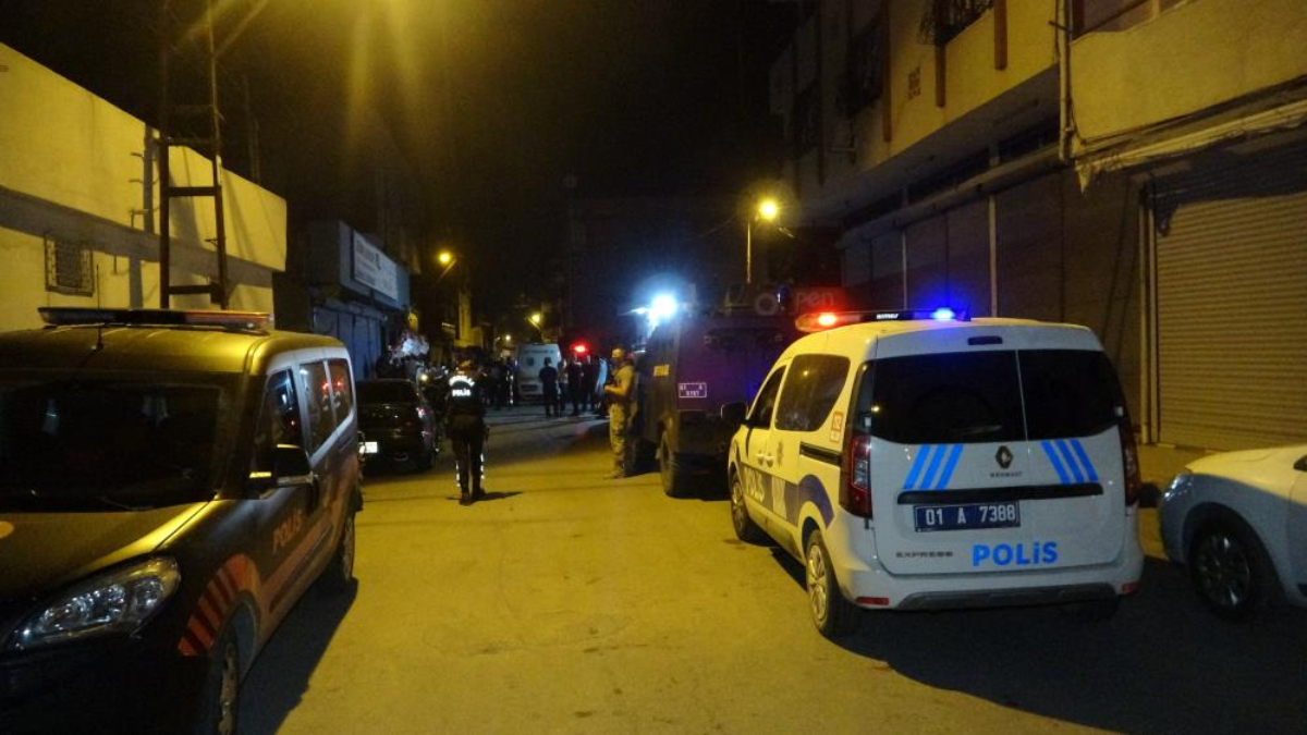 Adana'da olaya müdahale eden polis memuru kolundan bıçaklandı