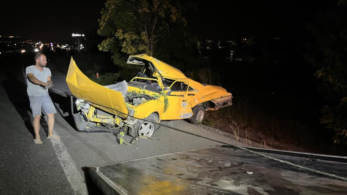 Ankara'da otomobilin ağaca çarptığı kazada 2 kişi öldü