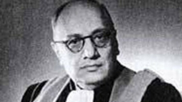 Sosyal olayları şiirle hicvetmesiyle bilinen şair: Orhan Seyfi Orhon