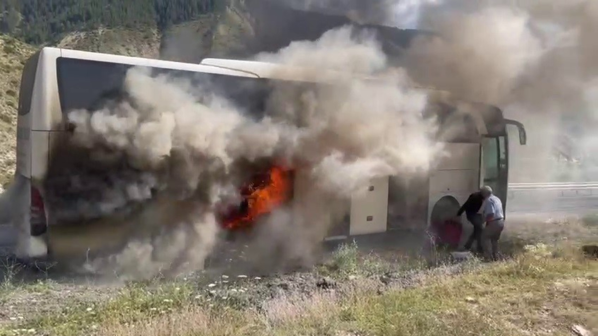 Erzurum'da seyir halindeki yolcu otobüsü alevlere teslim oldu