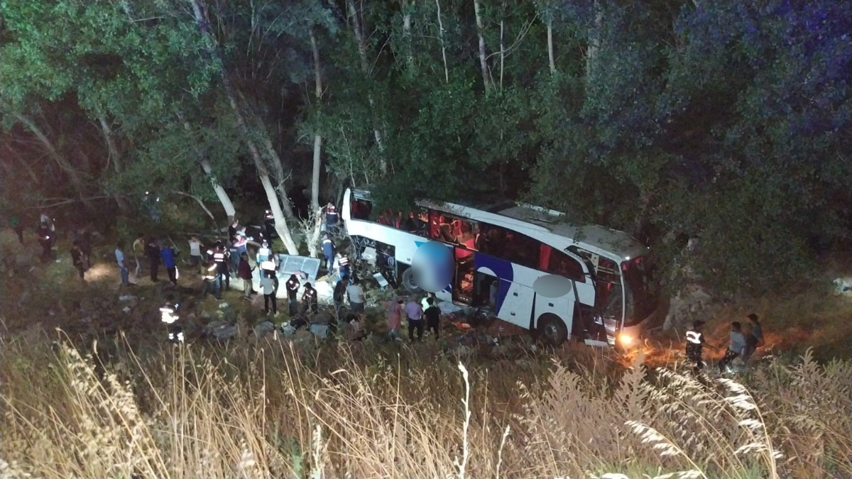 Yozgat'ta yolcu otobüsü şarampole devrildi: 11 kişi hayatını kaybetti