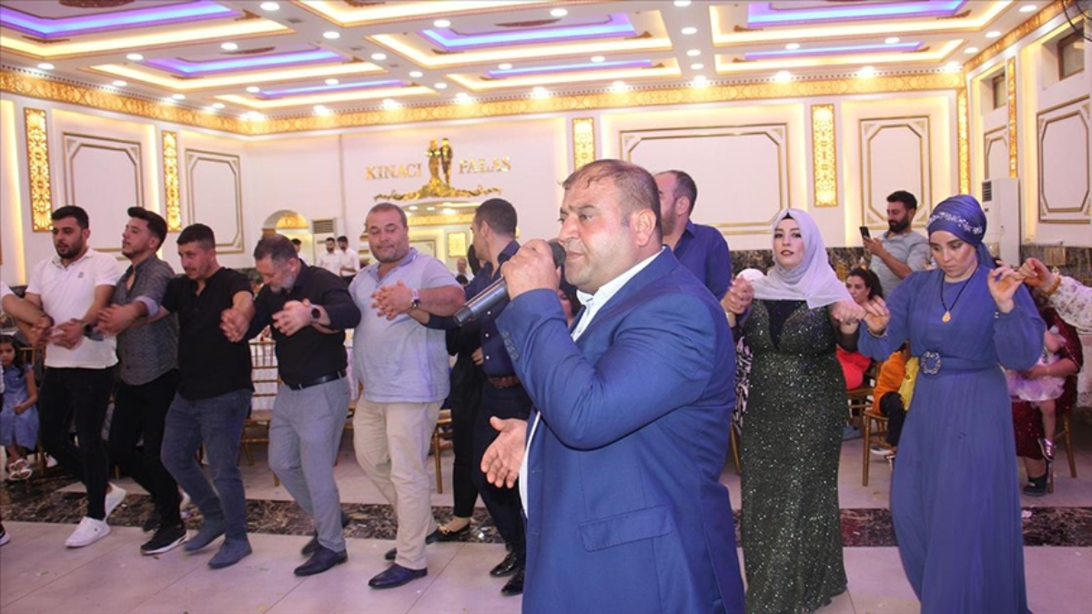 Kilisli kasap, akşamları düğünlerde solistlik yapıyor