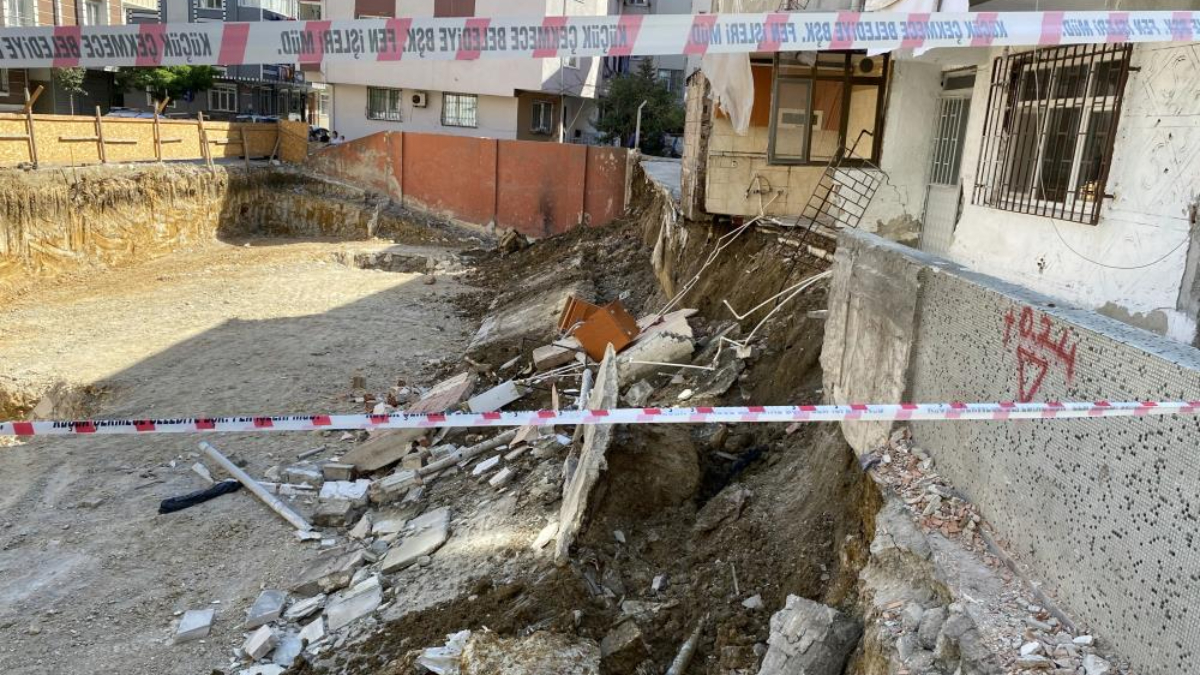 Küçükçekmece'de korkutan olay: İstinat duvarı çöktü, 2 bina hızla boşaltıldı