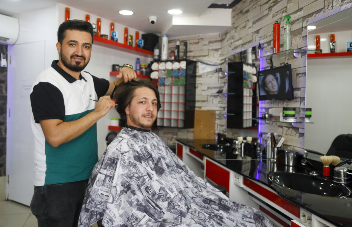 Antalya'daki yerleşik yabancılar oturdukları daireleri berber dükkanına çevirdi
