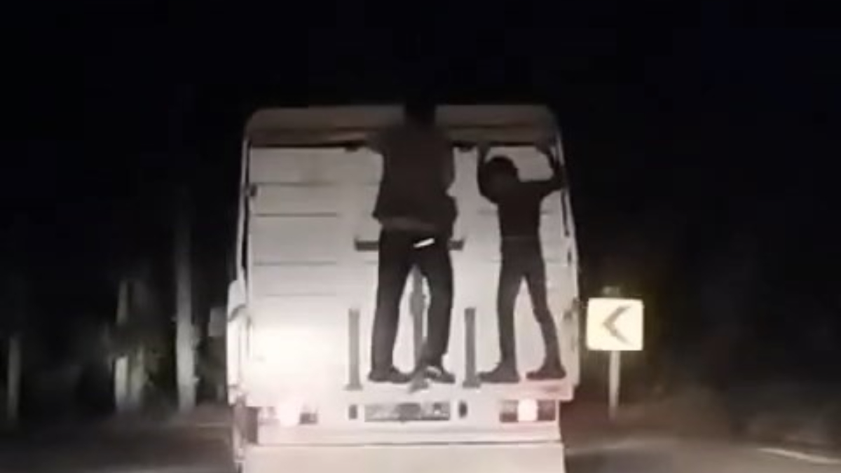 Bursa'da kamyonet kasasına asılan baba ve oğlu tehlike saçtı