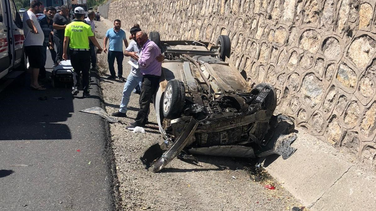 Erzincan'da 4 kişinin yaralandığı trafik kazasında adeta can pazarı yaşandı