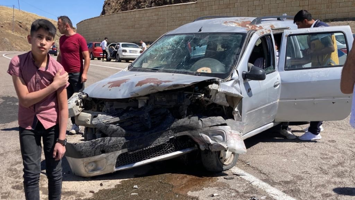 Erzurum'da iki araç birbirine girdi: 4'ü ağır 8 yaralı