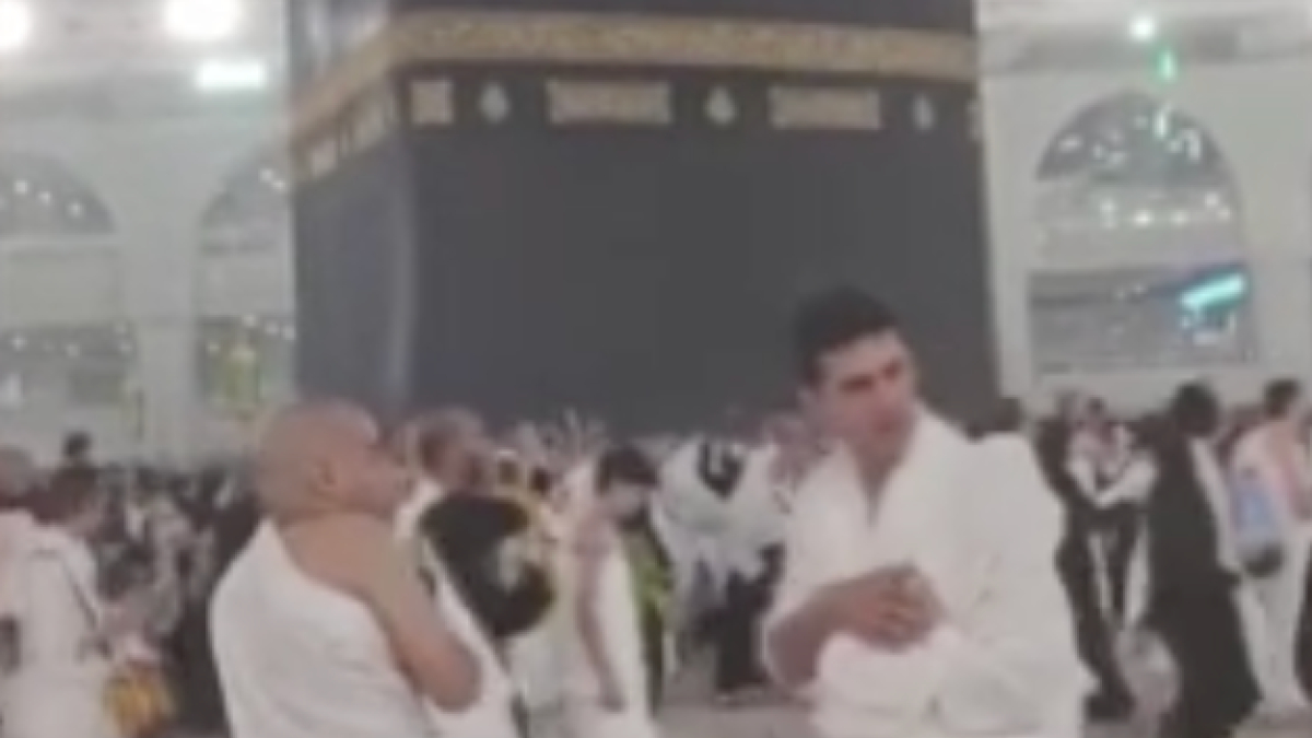 Fırtınadan dolayı Kabe'deki tavaf sırasında zorlu anlar yaşandı