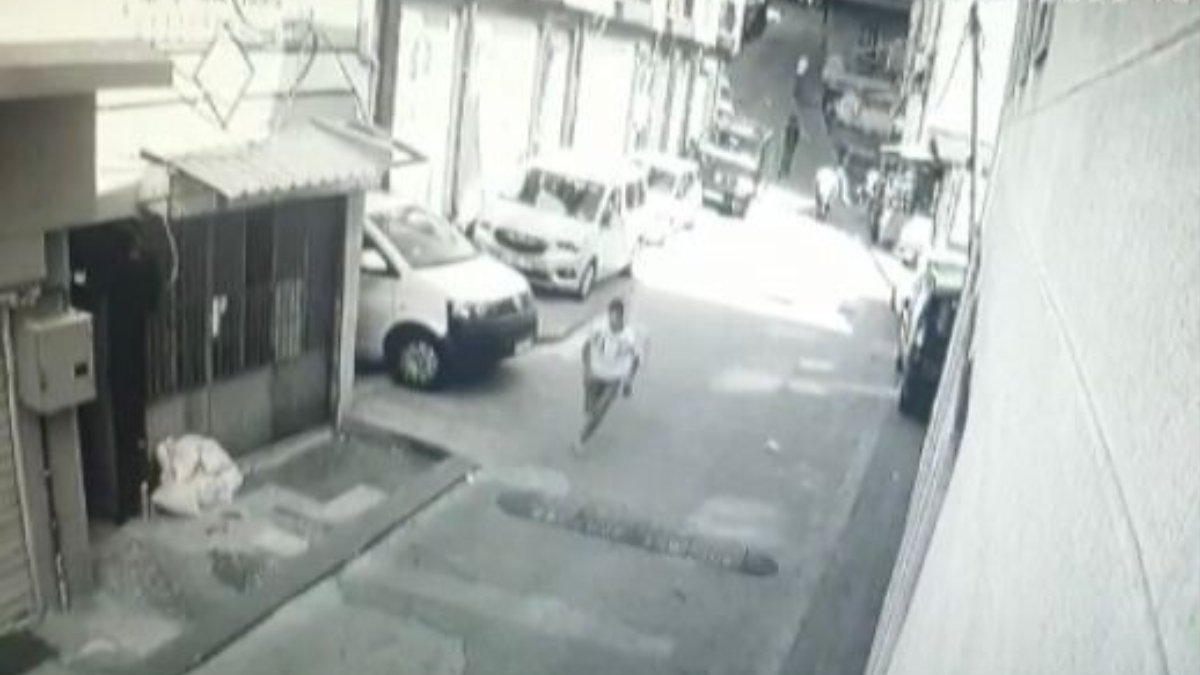 İstanbul'da polisin, torbacıyı kovaladığı an kamerada