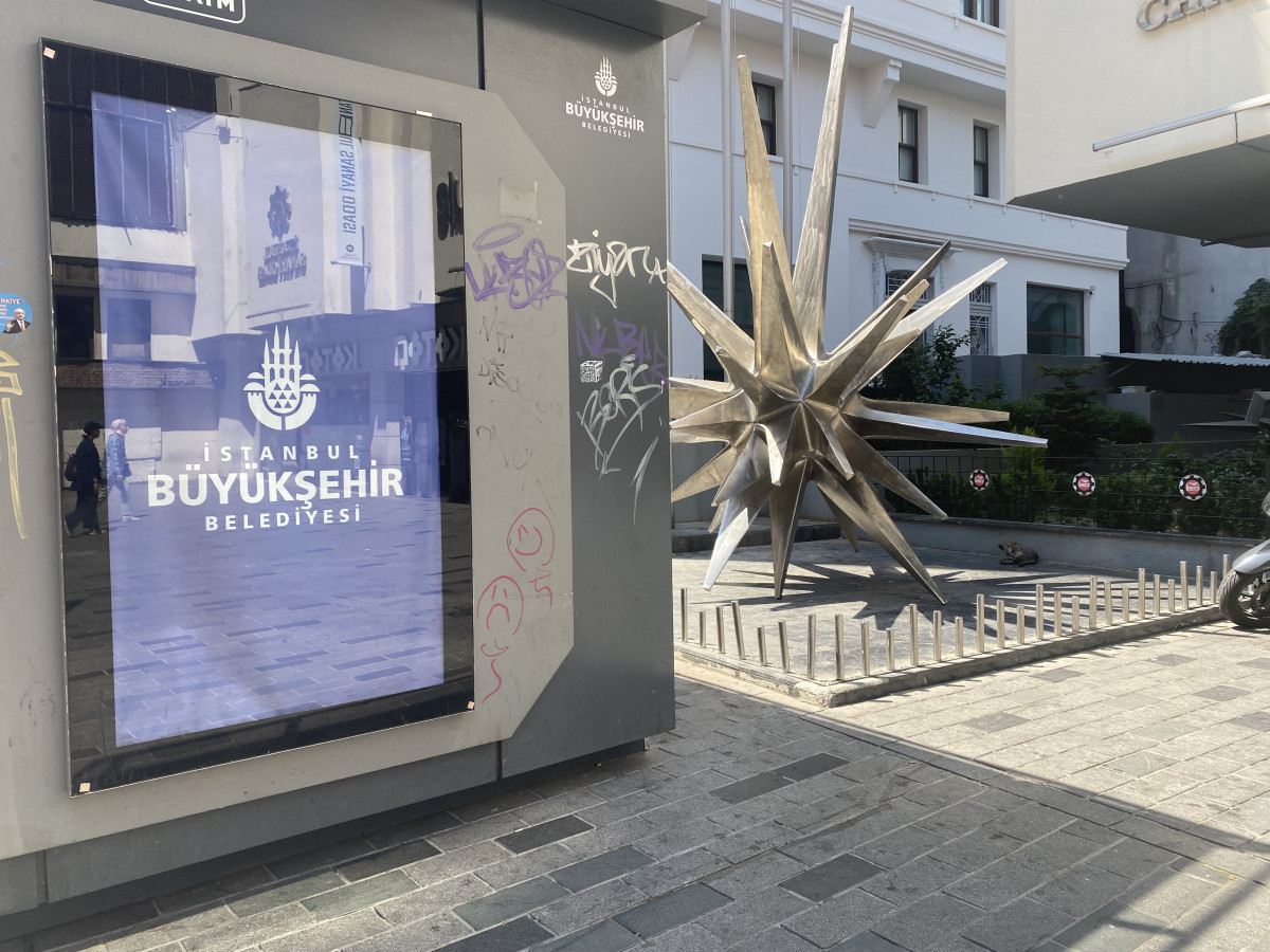 İstiklal Caddesi'nde Göktaşı Heykeli'nin önünündeki ATM'ler kaldırıldı