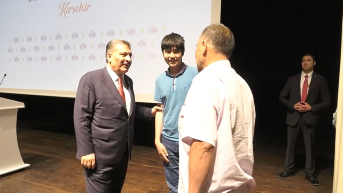 Oğlu tıp fakültesi kazanan depremzede baba ile Fahrettin Koca'nın diyaloğu